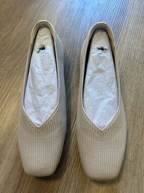 Vivaia Margot Square Toe V-Cut Flats 41